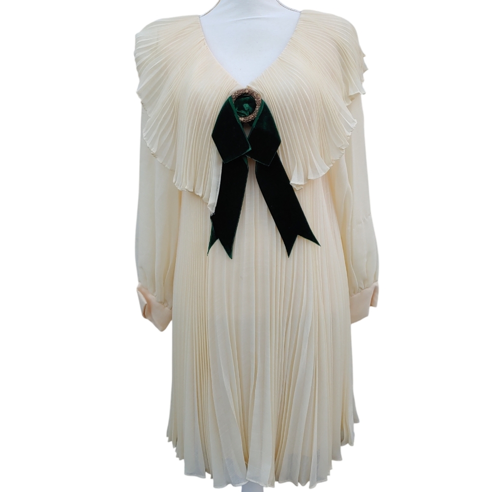 Vtg pleated cocktail dress with green velvet bow